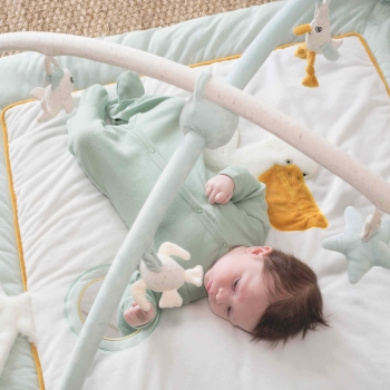 Bébé allongé sur son tapis d'éveil au large de nova