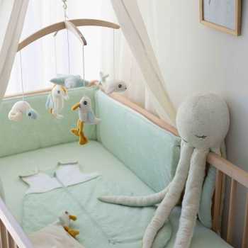 Cama com os essenciais para a chegada do bebé, saco de dormir e protetor de grades da coleção Ao Largo de Nova Cama com os essenciais para a chegada do bebé, saco de dormir e protetor de grades da coleção Ao Largo de Nova