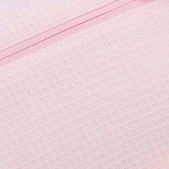 zoom sur la matière nid d'abeille en pur coton rose