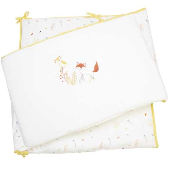 Protector de cuna con bonito bordado del bosque
