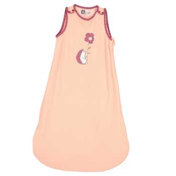saco de dormir de verão para menina em rosa-salmão e beringela, com ouriço sobre fundo branco saco de dormir de verão para menina em rosa-salmão e beringela, com ouriço sobre fundo branco