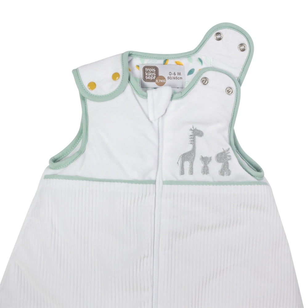 Close-up of the opening of the Kolala and His Tribe white and sage green 2.0 TOG sleeping bag Close-up of the opening of the Kolala and His Tribe white and sage green 2.0 TOG sleeping bag