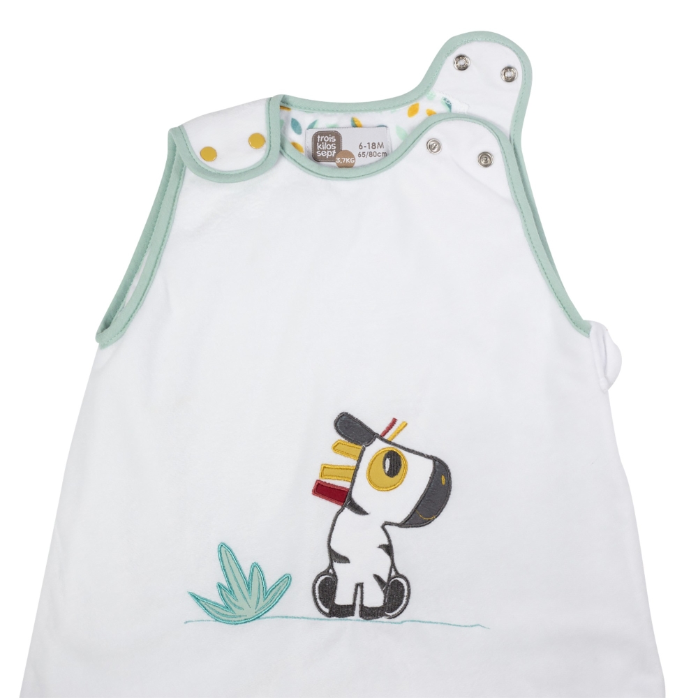 Zoom sur les pressions et le motif zèbre brodé de la gigoteuse 90 cm kolala et sa tribu