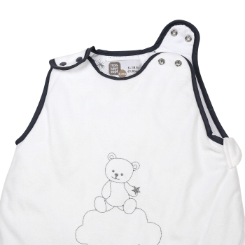 zoom sur la fermeture à double pression aux épaules de la gigoteuse Martin et ses copains