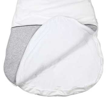 Pormenor do fecho de correr do saco de dormir para bebé Martin e os seus amigos, dos 6 aos 18 meses Pormenor do fecho de correr do saco de dormir para bebé Martin e os seus amigos, dos 6 aos 18 meses