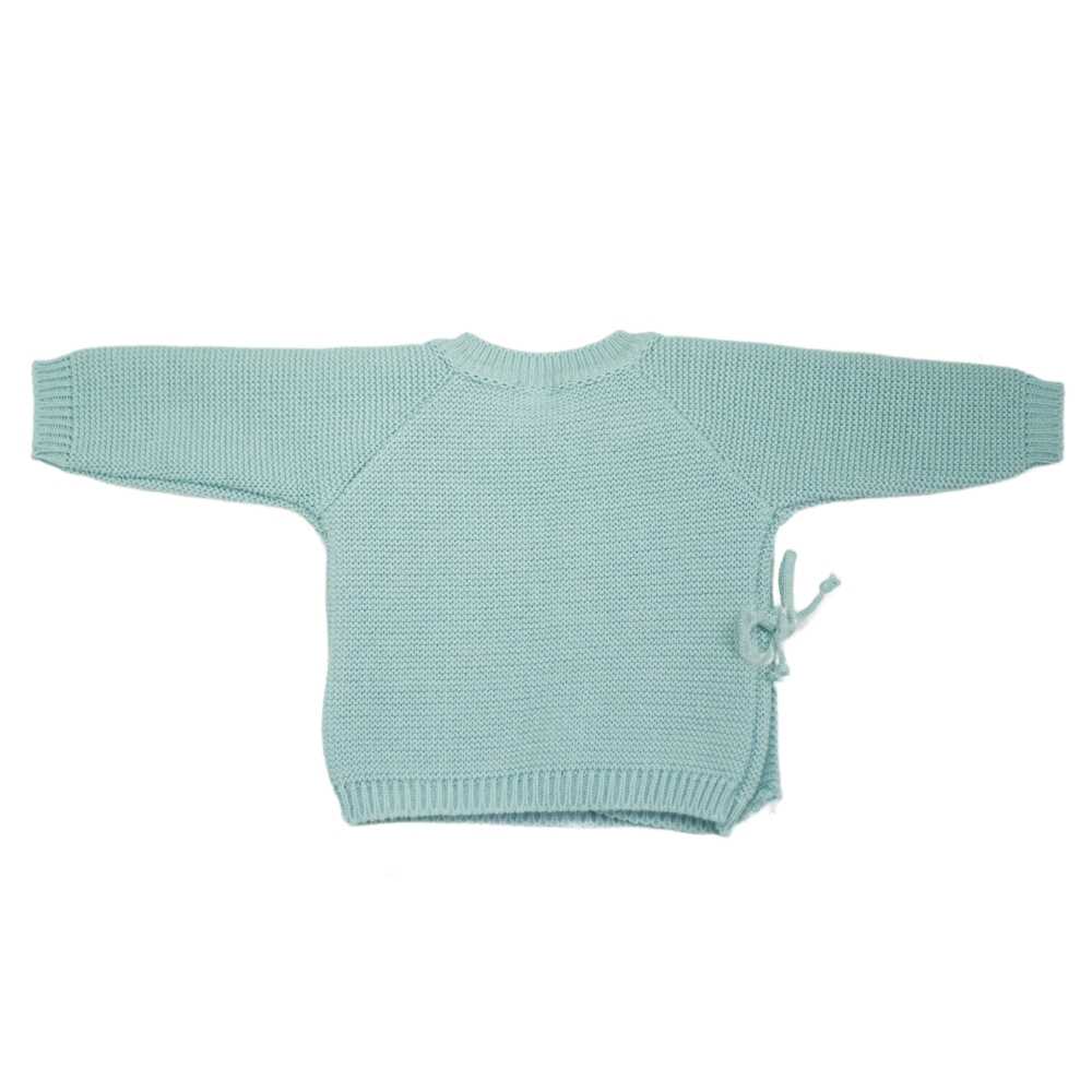 Inszeniertes Foto salbeigrüne Babyjacke von hinten