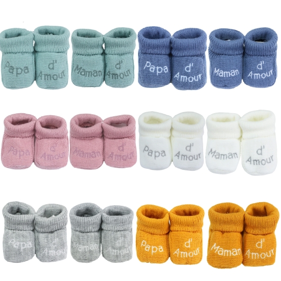 Box with assorted newborn booties "papa et maman d'amour" - 6 colors