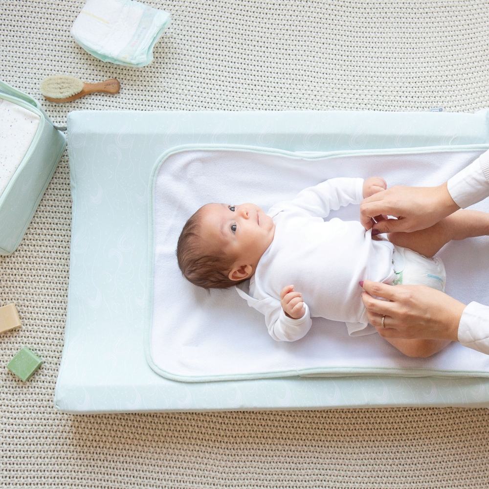 foto di un bambino sul suo materassino per il cambio Nova verde acqua con motivi oceanici foto di un bambino sul suo materassino per il cambio Nova verde acqua con motivi oceanici