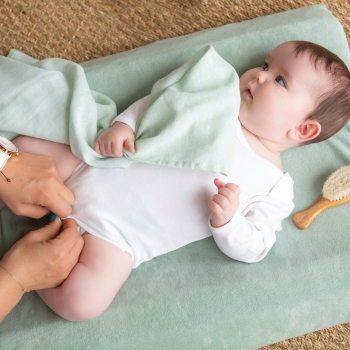 bébé avec son lange au large de nova vert d'eau à motifs