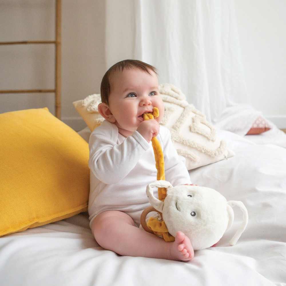 baby speelt met zijn muzikale knuffel jelly de kwal op volle zee van nova baby speelt met zijn muzikale knuffel jelly de kwal op volle zee van nova