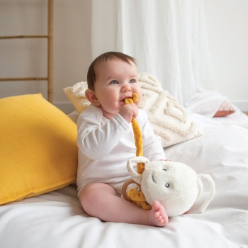 baby speelt met zijn muzikale knuffel jelly de kwal op volle zee van nova baby speelt met zijn muzikale knuffel jelly de kwal op volle zee van nova