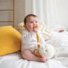baby speelt met zijn muzikale knuffel jelly de kwal op volle zee van nova baby speelt met zijn muzikale knuffel jelly de kwal op volle zee van nova