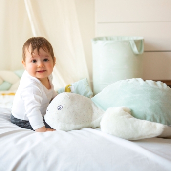 Bebé con su gran peluche manu la tortuga Bebé con su gran peluche manu la tortuga