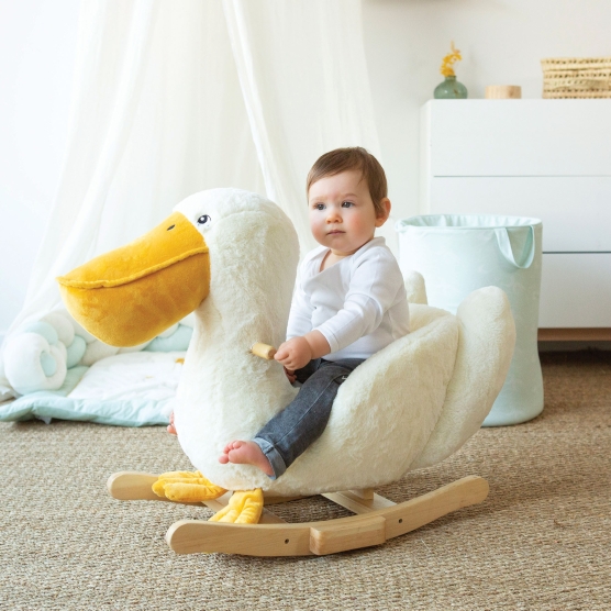 Baby sitzt auf seiner Schaukel bei Nova