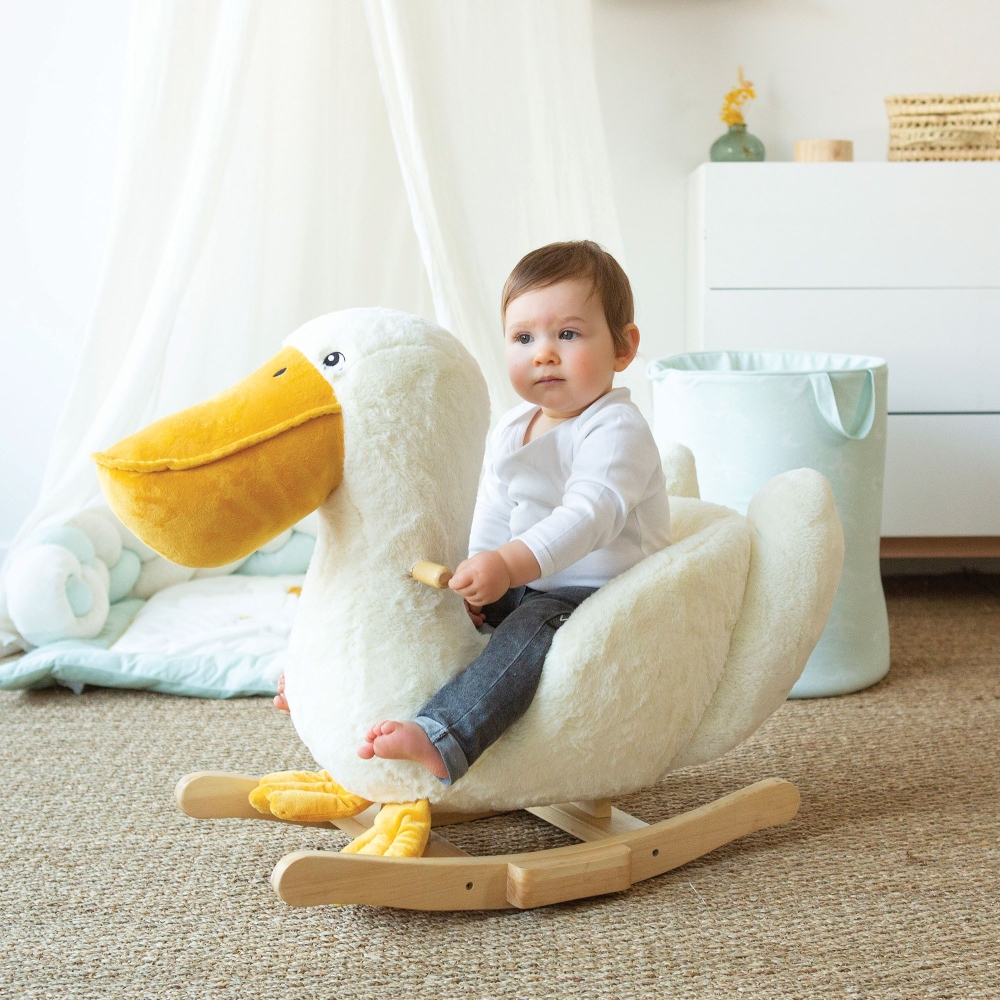 bebé sentado en su balancín au large de nova