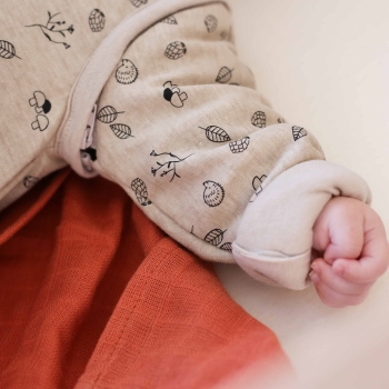 Zoom op het kleine armpje van de babyslaapzak Zoom op het kleine armpje van de babyslaapzak