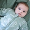 Wakker baby in zijn groene slaapzak met mouwen Wakker baby in zijn groene slaapzak met mouwen