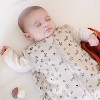 Bebé a dormir sem o seu saco de dormir sem mangas com motivos de floresta Bebé a dormir sem o seu saco de dormir sem mangas com motivos de floresta