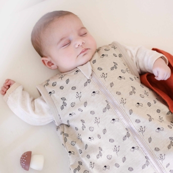 Bebé que duerme sin su saco de dormir sin mangas y sus motivos bosque