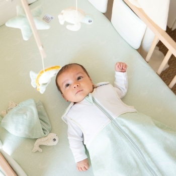 Baby fasziniert von seinem Mobile mit Nova-Motiv Baby fasziniert von seinem Mobile mit Nova-Motiv