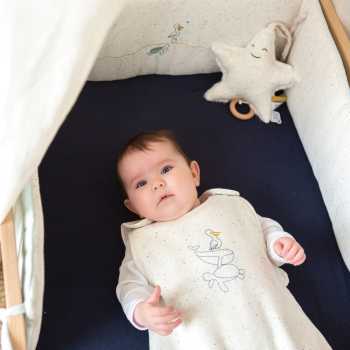 bebé no seu saco de dormir bordado ao largo de nova