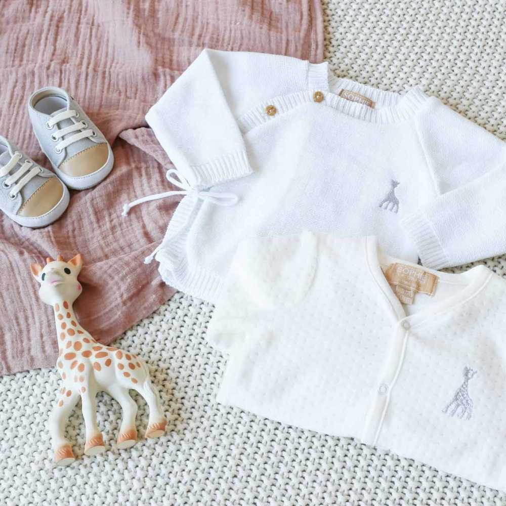 Casaco de bebé 100% algodão ©Sophie la girafe branco, a condizer com um pijama de veludo branco e sapatos