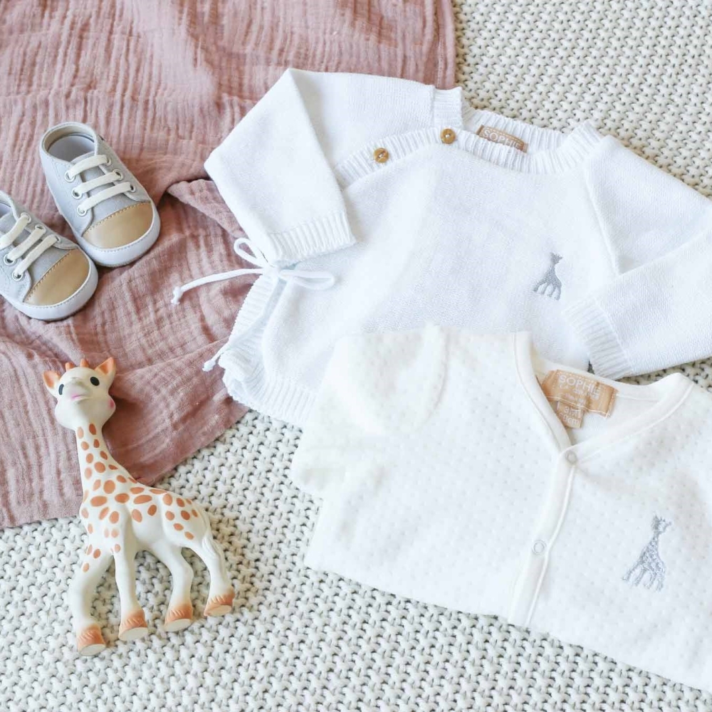 Vestje 100% katoen ©Sophie la girafe wit passend bij een witte fluwelen pyjama en schoentjes Vestje 100% katoen ©Sophie la girafe wit passend bij een witte fluwelen pyjama en schoentjes