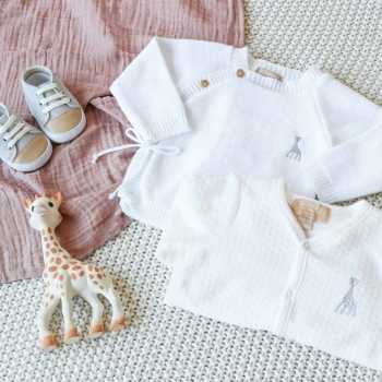 Casaco de bebé 100% algodão ©Sophie la girafe branco, a condizer com um pijama de veludo branco e sapatos