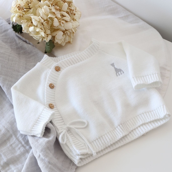 Chaquetilla ©Sophie la girafe blanca bordada gris a juego con el arrullo