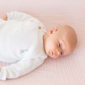 Süßes Baby schön warm in seiner weißen Jacke Sophie la Girafe