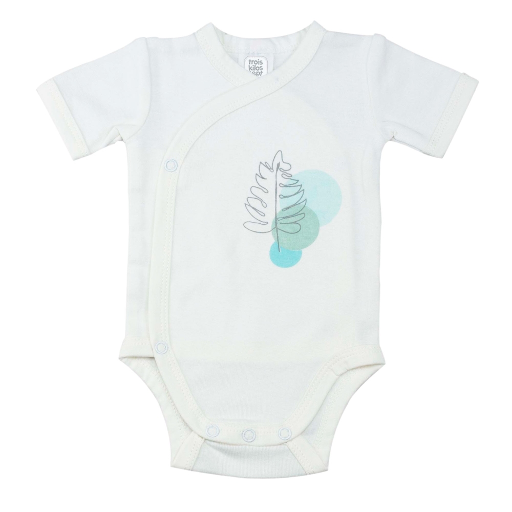 Pormenor do body do conjunto branco com o motivo à altura do coração Pormenor do body do conjunto branco com o motivo à altura do coração