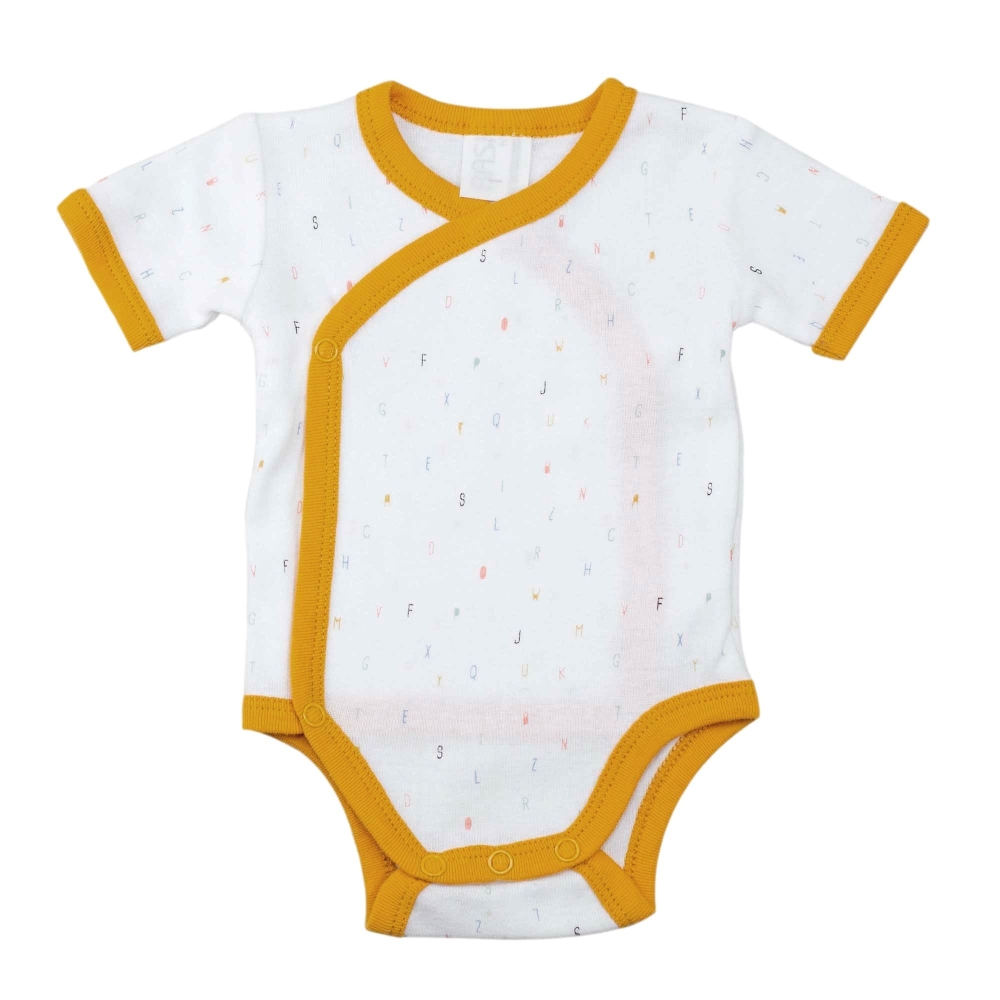 Pormenor do body branco de manga curta, com debrum cor de mostarda e estampado de letras coloridas Pormenor do body branco de manga curta, com debrum cor de mostarda e estampado de letras coloridas