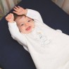 Bebé muito feliz no seu saco de dormir com pintas