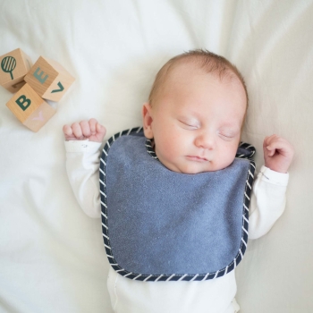 bébé garçon avec son beau bavoir bleu uni