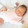 Hübsches Baby mit seinem hellrosa Lätzchen und seinem geblümten Body
