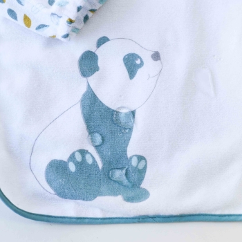 Zoom sul bavaglino con pettorina in spugna che assorbe l'acqua